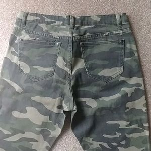 K.Jordon Pants - K.Jordon Camo Capris, Size 6 K.Jordon Pants - K.Jordon Camo Capris, Size 6